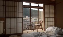 À l'intérieur d'une maison japonaise avec un balcon