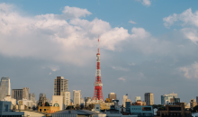 Tokyo Tower et des buildings sur un ciel nuageux 